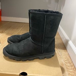 BLACK CLASSIC SHORT UGGS